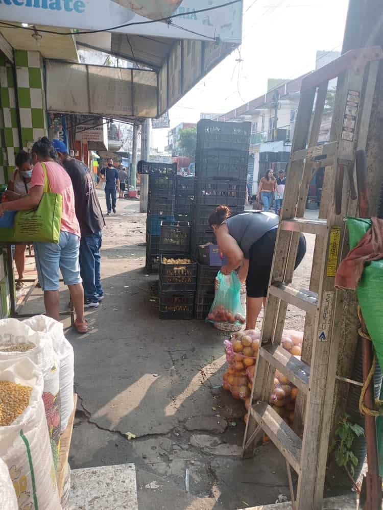 Rescatan verduras y frutas tiradas en mercados de Veracruz