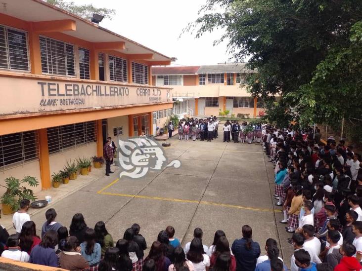 Evacuan alumnos tras amenaza en telebachillerato de Cosoleacaque