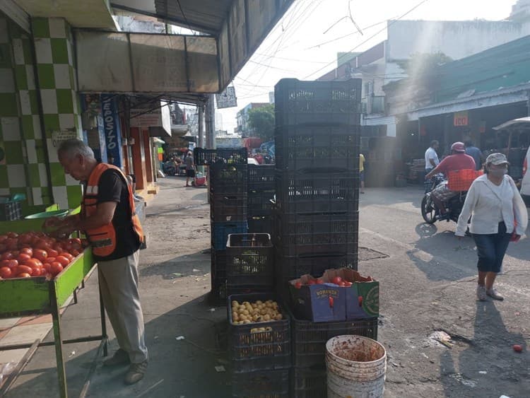 Veracruzanos rescatan las verduras y frutas tiradas en los mercados