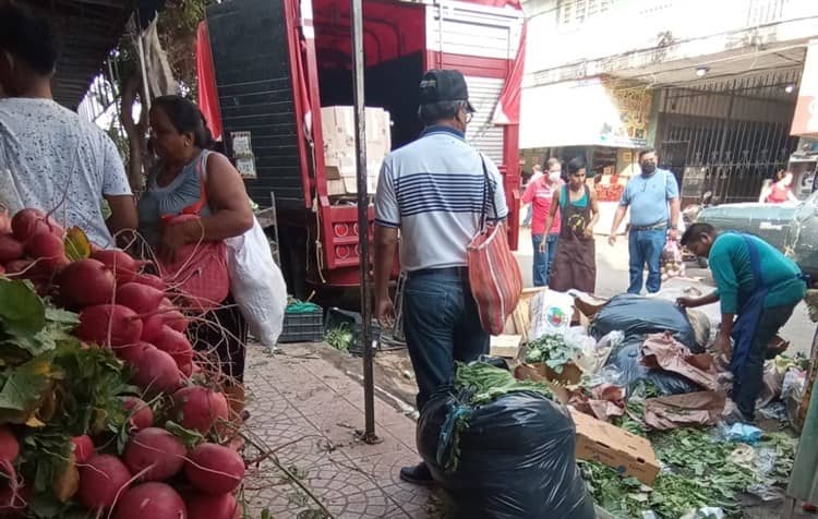 Rescatan verduras y frutas tiradas en mercados de Veracruz