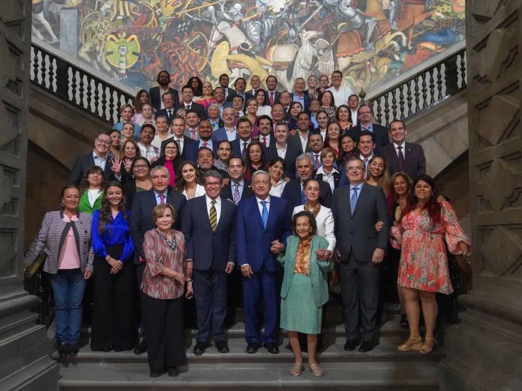 En Palacio Nacional reúne AMLO a senadores de Morena y PVEM