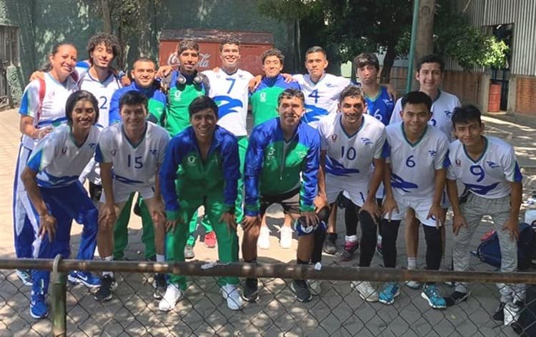 Brilla Halcones UV en futbol con bardas