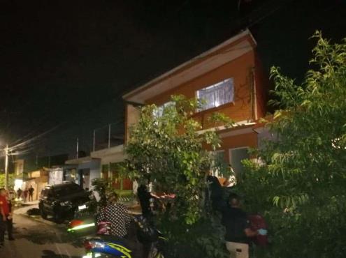 ¡Grupos de Rescate impiden tragedia! Joven trató de aventarse desde un segundo piso en Xalapa