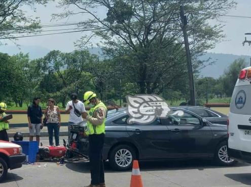Moto repartidor es atropellado por taxi en Orizaba