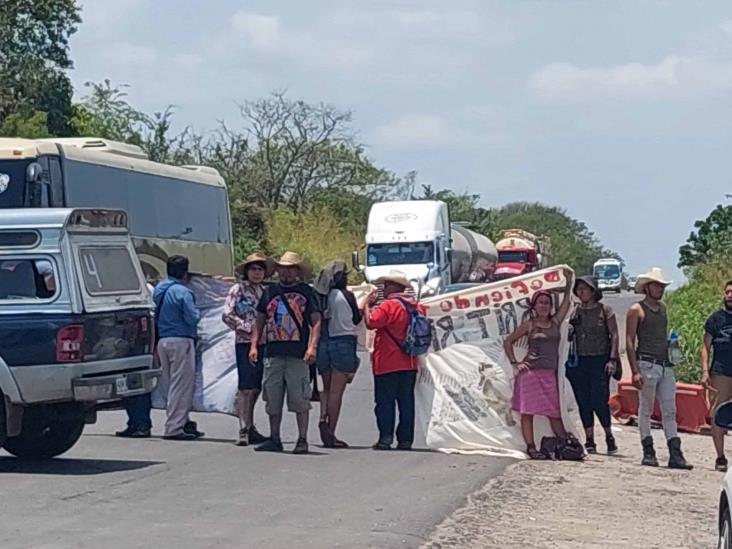 Bloquean desviación a Oteapan en apoyo a desalojados en Oaxaca (+Video)