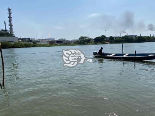 Amagan pescadores con protesta por nuevo derrame de Pemex en río Coatzacoalcos