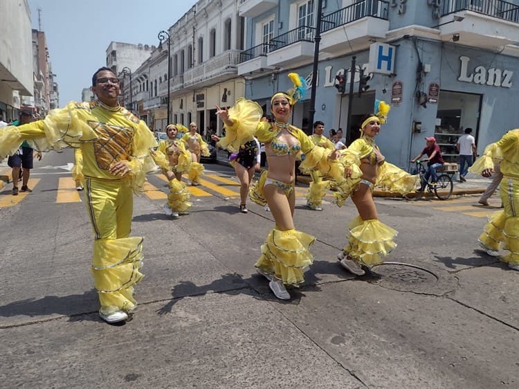 Gran papaqui de Brian Ruiz Muñeco; busca la corona del Carnaval