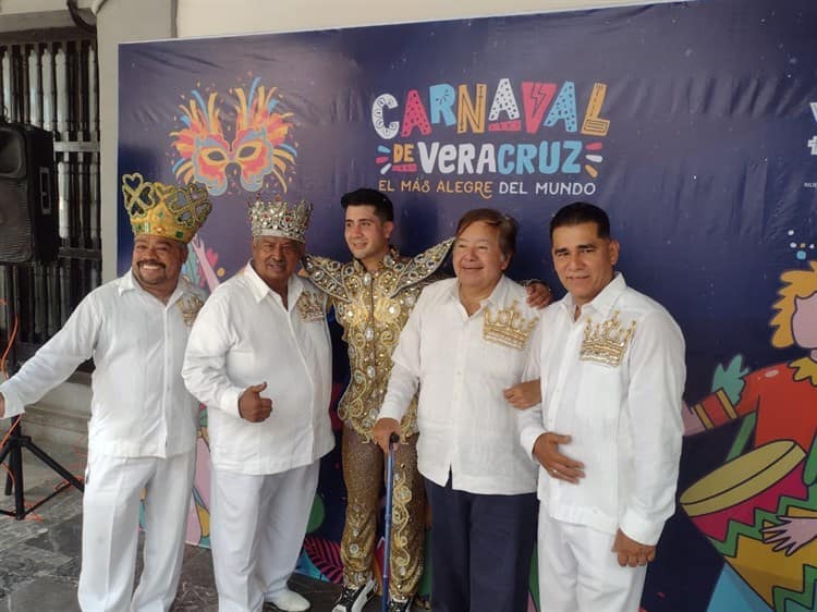 Gran papaqui de Brian Ruiz Muñeco; busca la corona del Carnaval