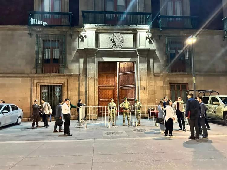 AMLO reúne a senadores de Morena y PVEM en Palacio Nacional