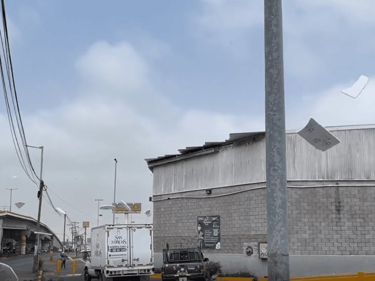 Norte desprende techo de Bodega Aurrerá de Ejército Mexicano en Veracruz (+video)