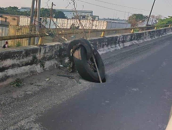 Lleno de hoyos; puente Joroba de Coatzacoalcos es un riesgo