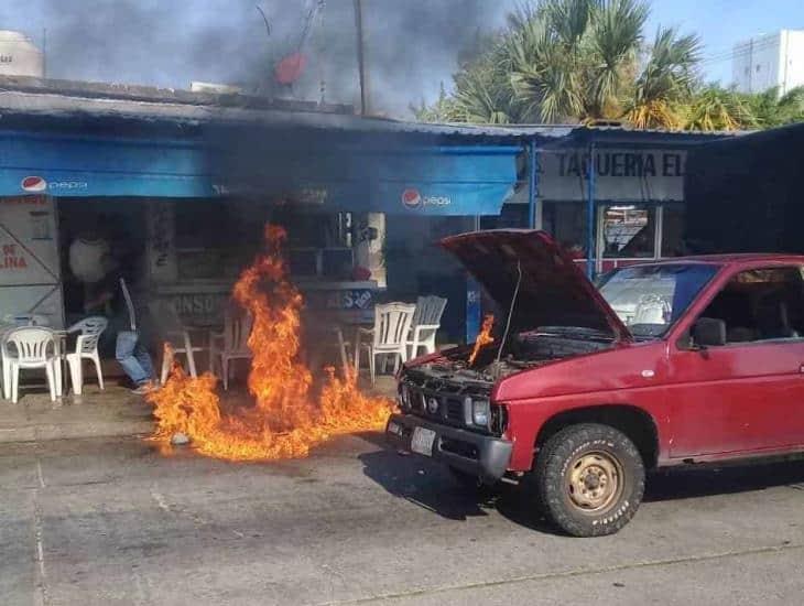 ¡Por el calor! Camioneta arde en llamas frente a local de caldos