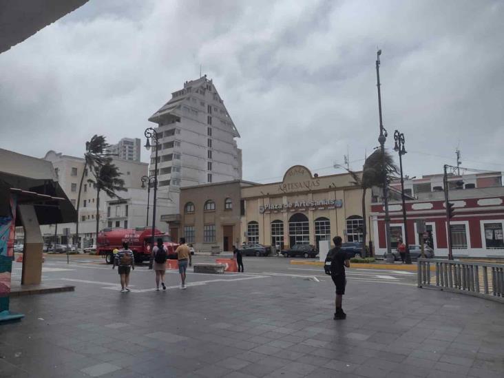 ¡Sin miedo al éxito! Turistas recorren la Macroplaza de Veracruz con todo y viento