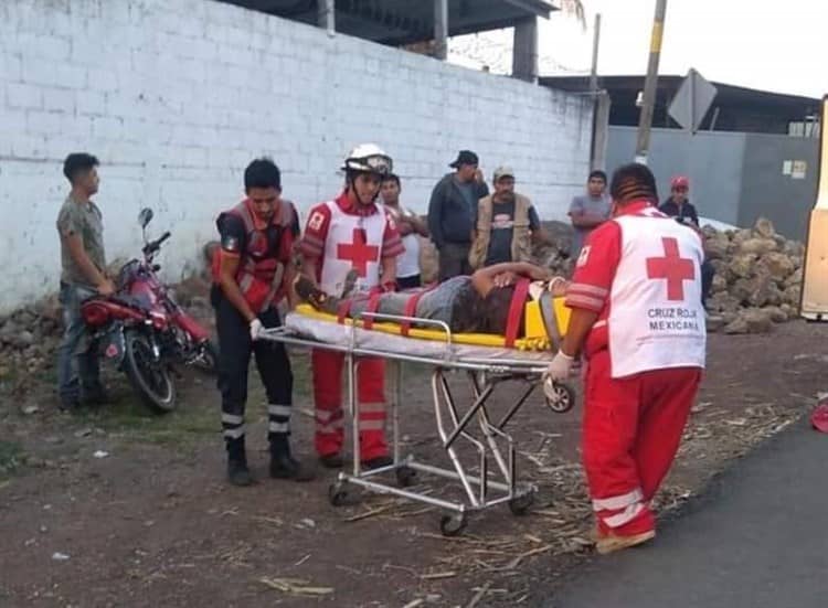 Derrapa motociclista y resulta herido en Huatusco
