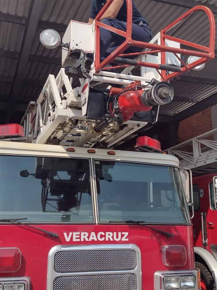 Eliel, soñó con ser bombero en Veracruz cuando un incendio le arrebató su casa de pequeño