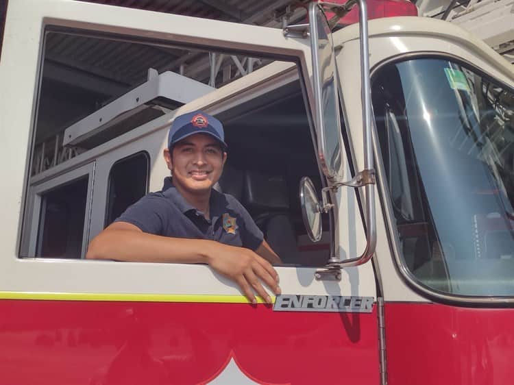 Eliel, soñó con ser bombero en Veracruz cuando un incendio le arrebató su casa de pequeño