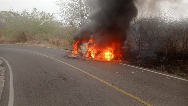 Por falla de motor, camioneta se incendia en Puente Nacional