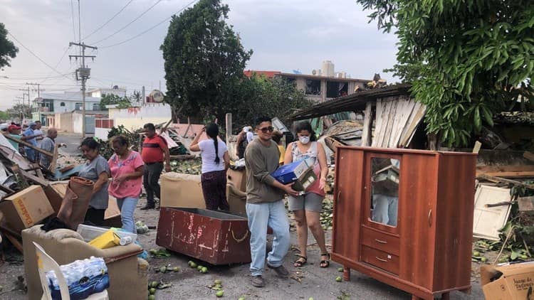 Árbol cae en casa de lámina y madera en Veracruz; norte lo derribó(+Video)