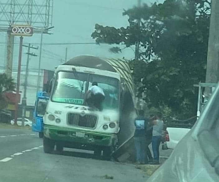 ¡Lo deja sin techo! Norte desprende toldo de un camión urbano en Veracruz