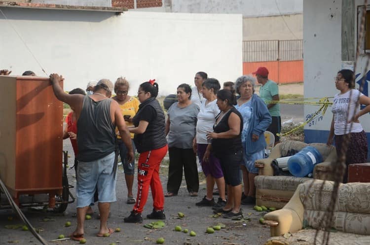 Árbol cae en casa de lámina y madera en Veracruz; norte lo derribó(+Video)