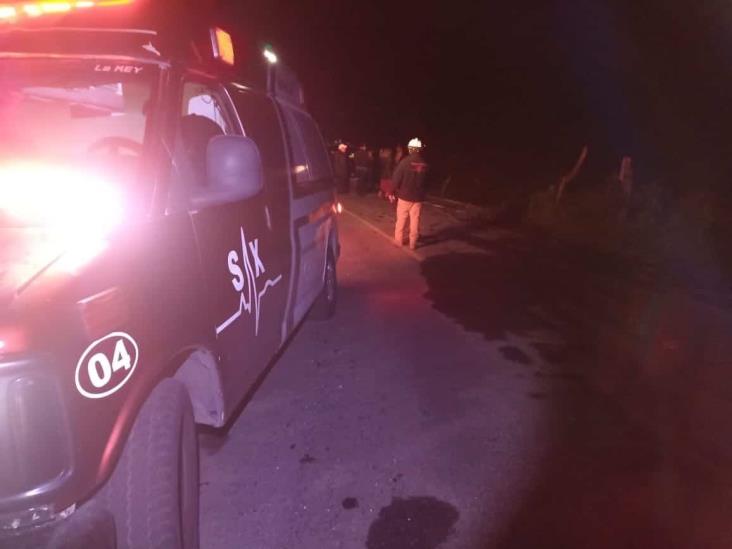 Taxi cae al río Coapexpan tras evitar chocar con camioneta