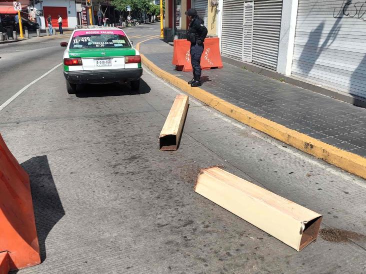 Estructura metálica cae sobre taxi en Xalapa