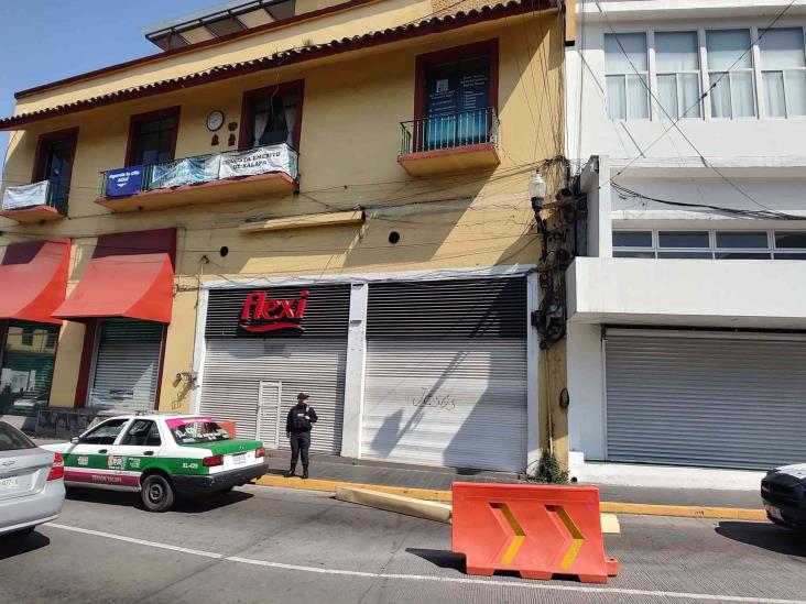 Estructura metálica cae sobre taxi en Xalapa