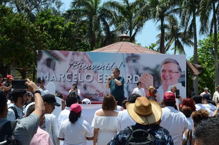 Con carnavalito, reciben a Marcelo Ebrard en Veracruz
