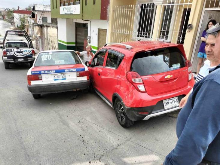 Taxi se impacta con unidad estacionada en Alto Lucero