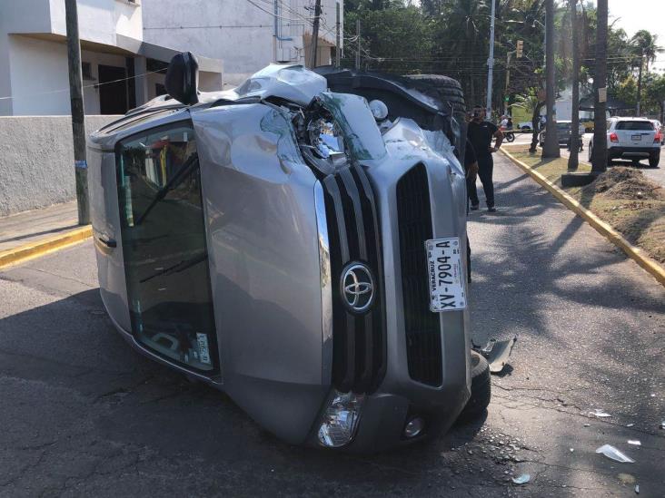 Camioneta choca contra transformador de CFE y deja sin luz a fraccionamiento de Veracruz