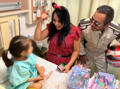 ¡Reparten sonrisas! ‘Superhéroes’ llevan juguetes a niños en hospital de Veracruz