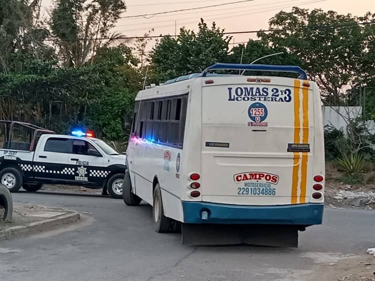 Camión urbano machuca pie a joven en Veracruz
