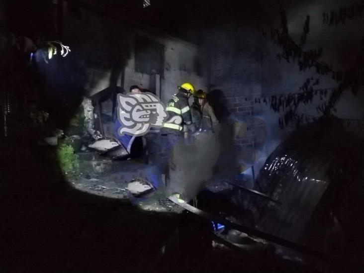 Incendio consumió bodega utilizada para almacenar pet, en Xalapa