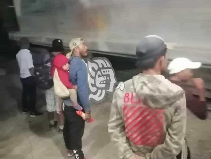 Migrantes cruzan en tren el sureste de Veracruz cargando a sus hijos