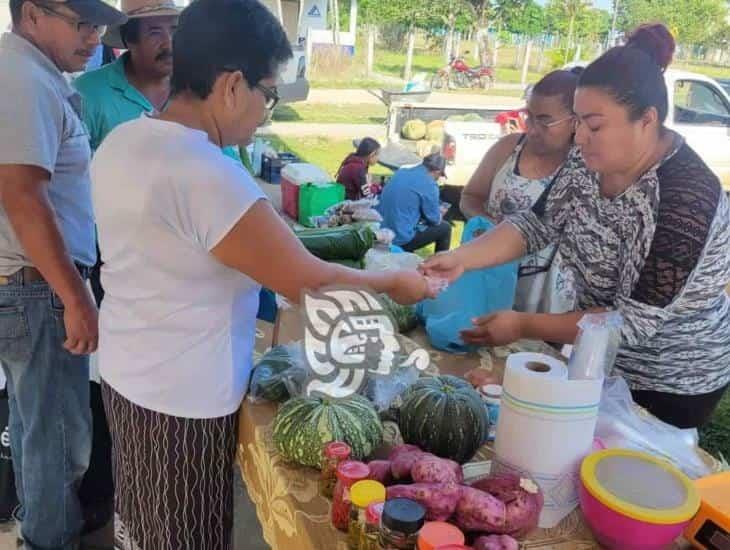 Realizan mercado campesino en zona rural de Minatitlán