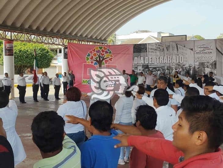 Con acto cívico, conmemoran el Día del Trabajo en Moloacán