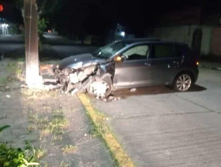 Se estrella contra poste en Coatzacoalcos y abandona su auto