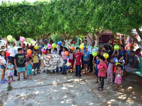 Tránsito del Estado regala sonrisas a niños y niñas en Acayucan