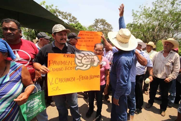 ¡Más de 24 horas cerrado El Yurivia! Pobladores en Tatahuicapan demandan construcción de puentes y caminos