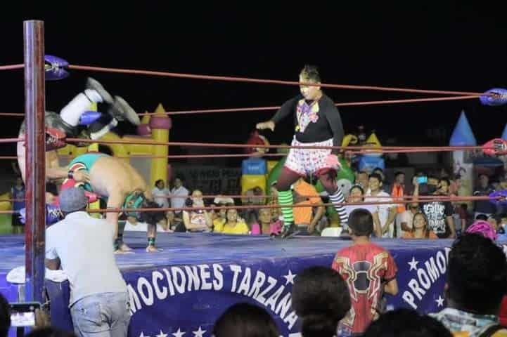 Festejan el Día del Niño en Cardel con función de lucha libre