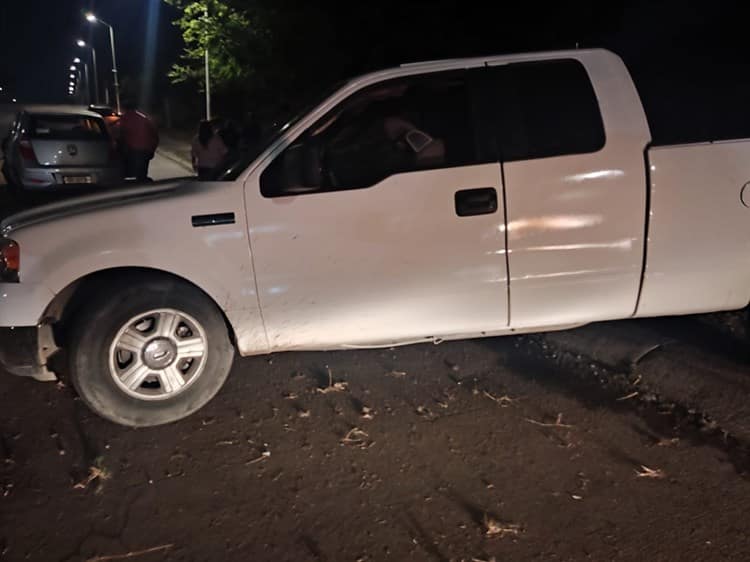 Camioneta impacta a auto compacto en fraccionamiento Nuevo Veracruz