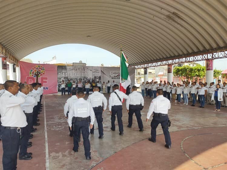 Con acto cívico, conmemoran el Día del Trabajo en Moloacán