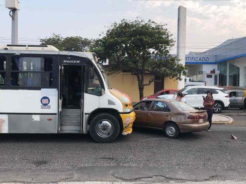 ¡Terrible accidente! Camión urbano impacta a familia en fraccionamiento Costa Verde (+Video)