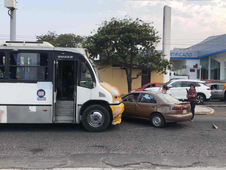 ¡Terrible accidente! Camión urbano impacta a familia en fraccionamiento Costa Verde (+Video)