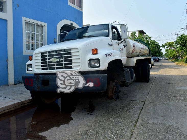 ¡Tandeo no es parejo! vecinos necesitados de agua ponchan pipa en Coatzacoalcos (+Video)