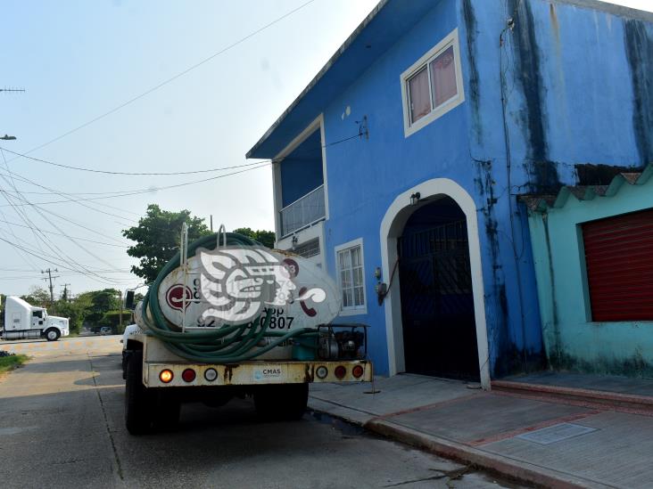 ¡Tandeo no es parejo! vecinos necesitados de agua ponchan pipa en Coatzacoalcos (+Video)