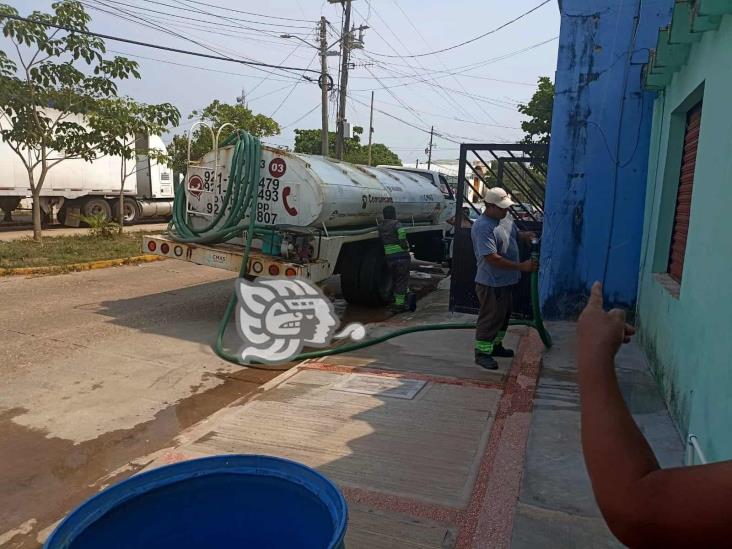 ¡Tandeo no es parejo! vecinos necesitados de agua ponchan pipa en Coatzacoalcos (+Video)