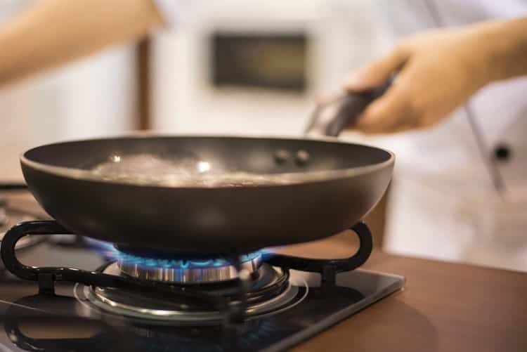 Descubre 12 cosas que no debes hacer en la cocina