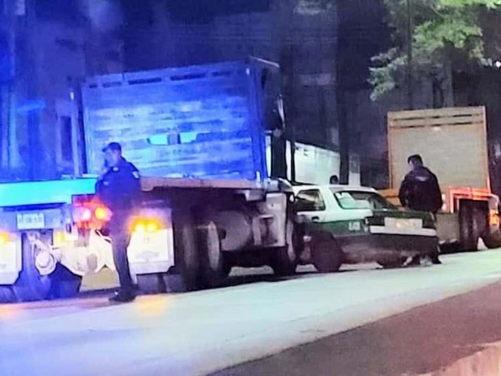 Camión de carga choca contra taxi en avenida Lázaro Cárdenas de Xalapa