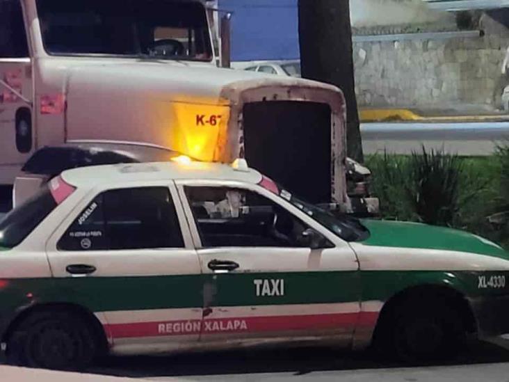 Camión de carga choca contra taxi en avenida Lázaro Cárdenas de Xalapa